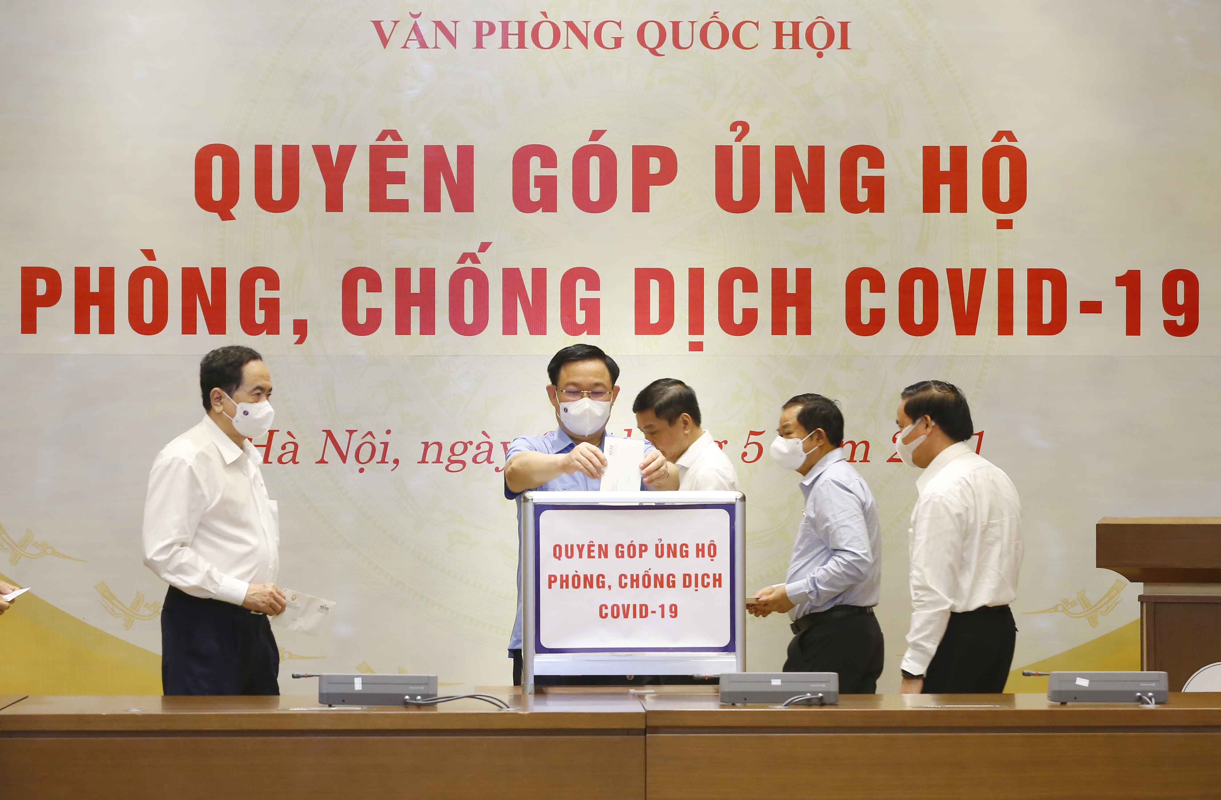 國會辦事處向 “COVID-19 預防和控制基金” 捐贈了 3.5 億越南盾。（圖：翻攝自thanhtra.com.vn）